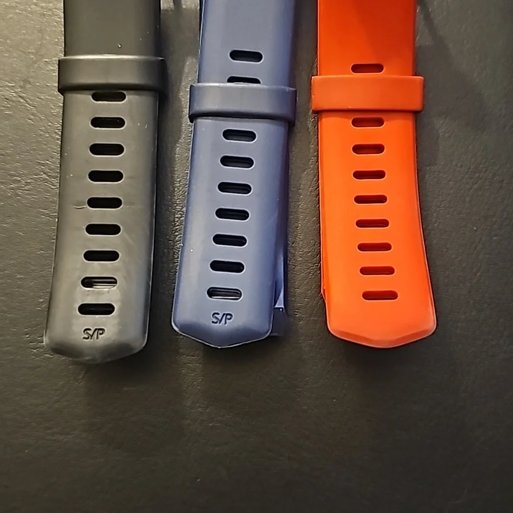 Fitbit w/screen protector ,charger & 3 Small bands and 1 Large band